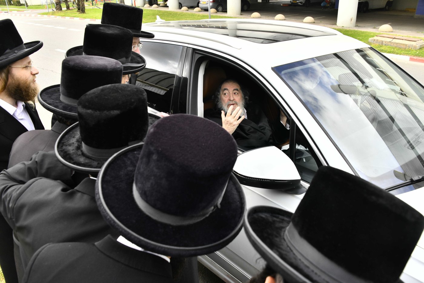 האדמו"ר מויז'ניץ בשדה התעופה בדרך לגרמניה