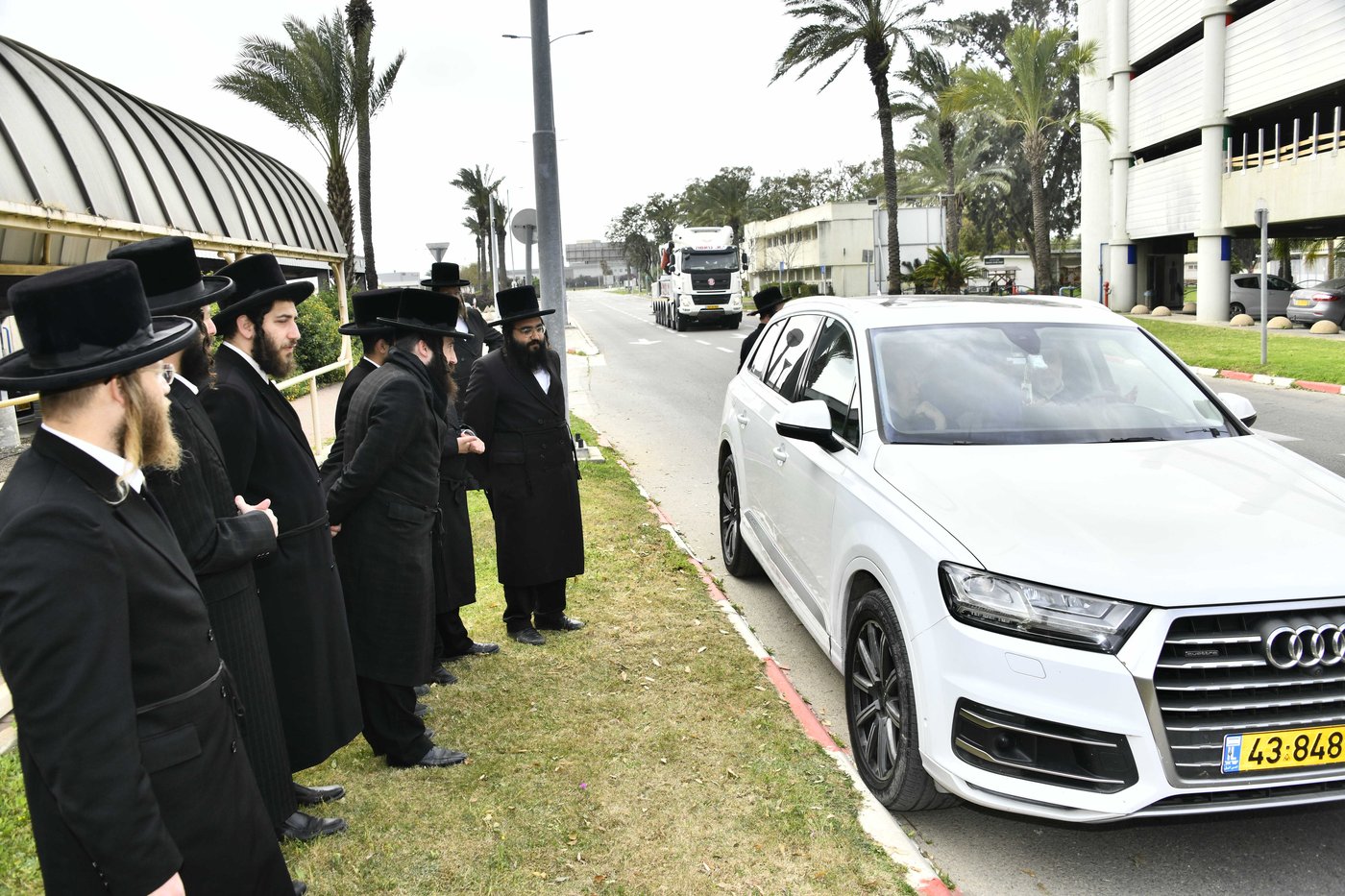 האדמו"ר מויז'ניץ בשדה התעופה בדרך לגרמניה