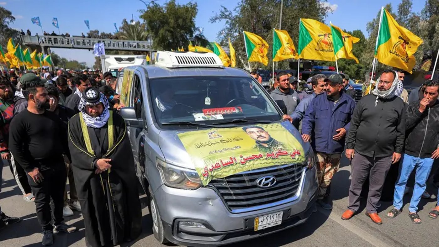 תהלוכה לזכרם של חברי הארגון הפרו-איראני "גדודי חיזבאללה" בעיראק (כתאעיב חיזבאללה) שנהרגו בתקיפה אווירית אמריקאית-ישראלית