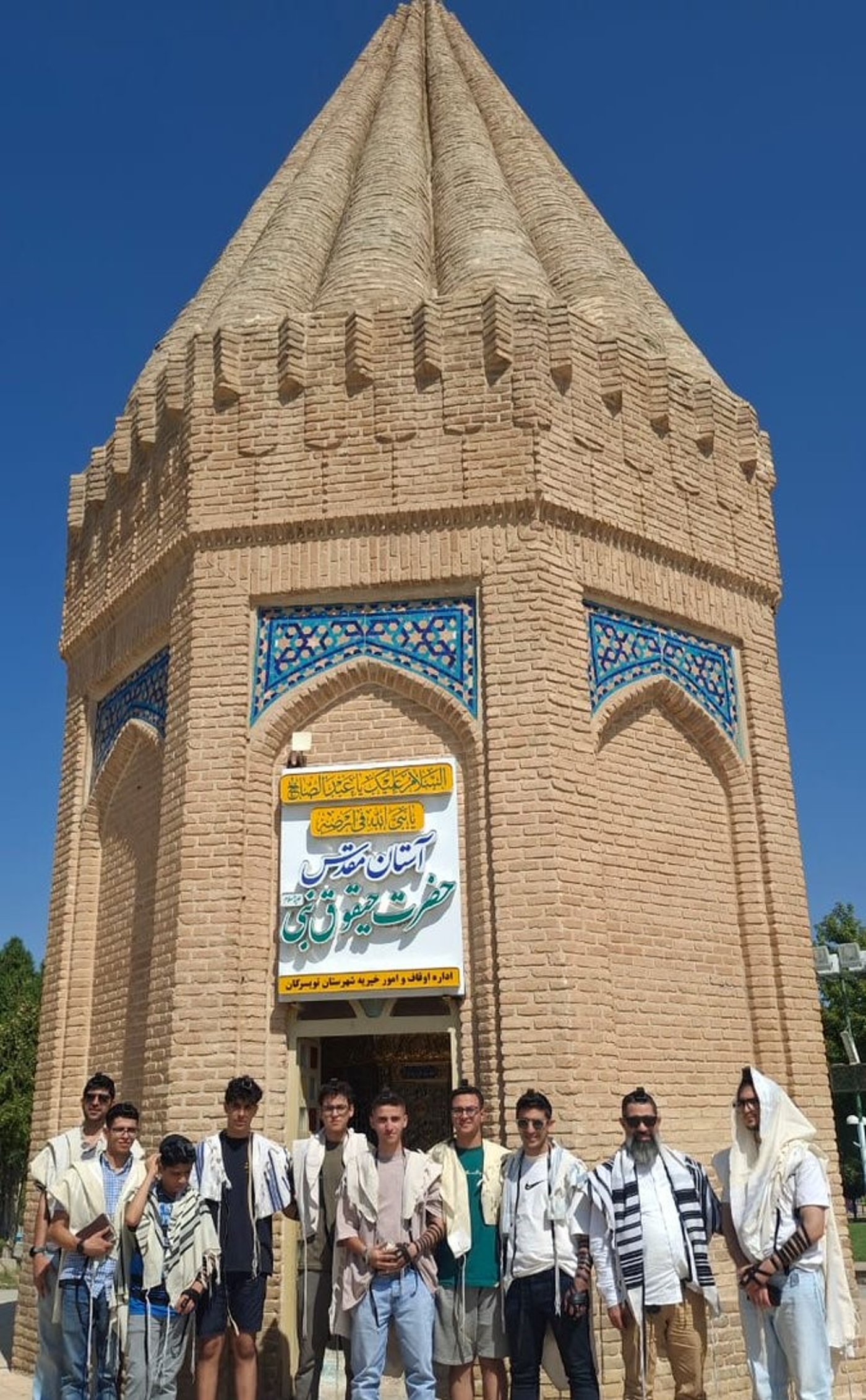 יהודי איראן בקבר חבקוק הנביא בטויסרקאן בחודש אלול האחרון