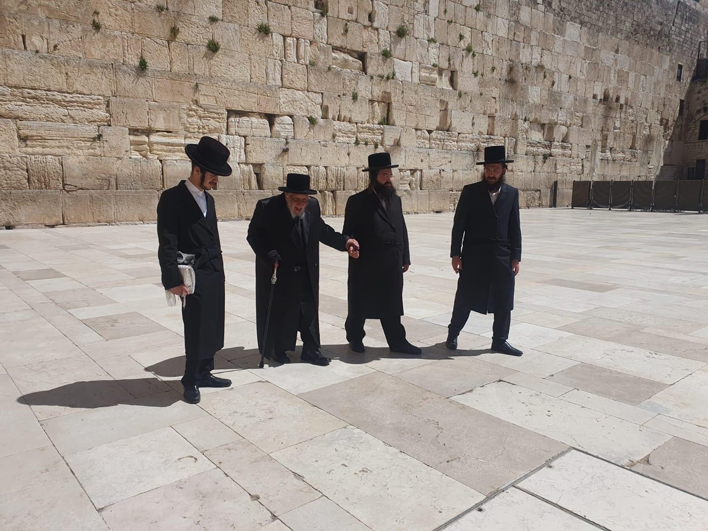 האדמו"ר מקופיטשניץ ברחבת הכותל המערבי