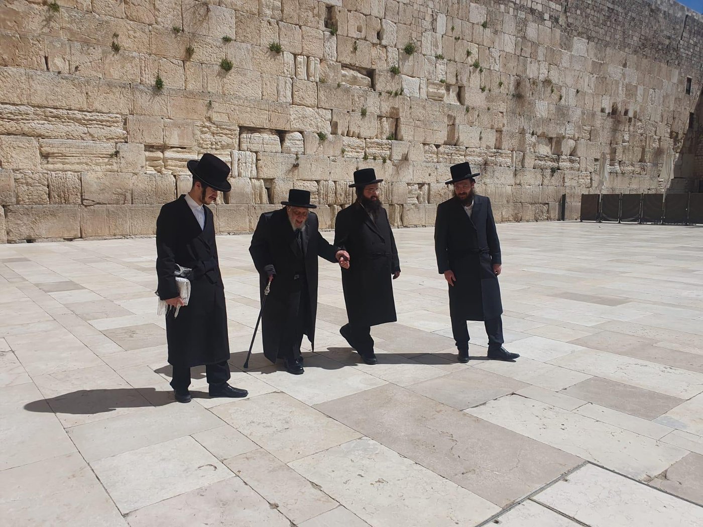 האדמו"ר מקופיטשניץ ברחבת הכותל המערבי
