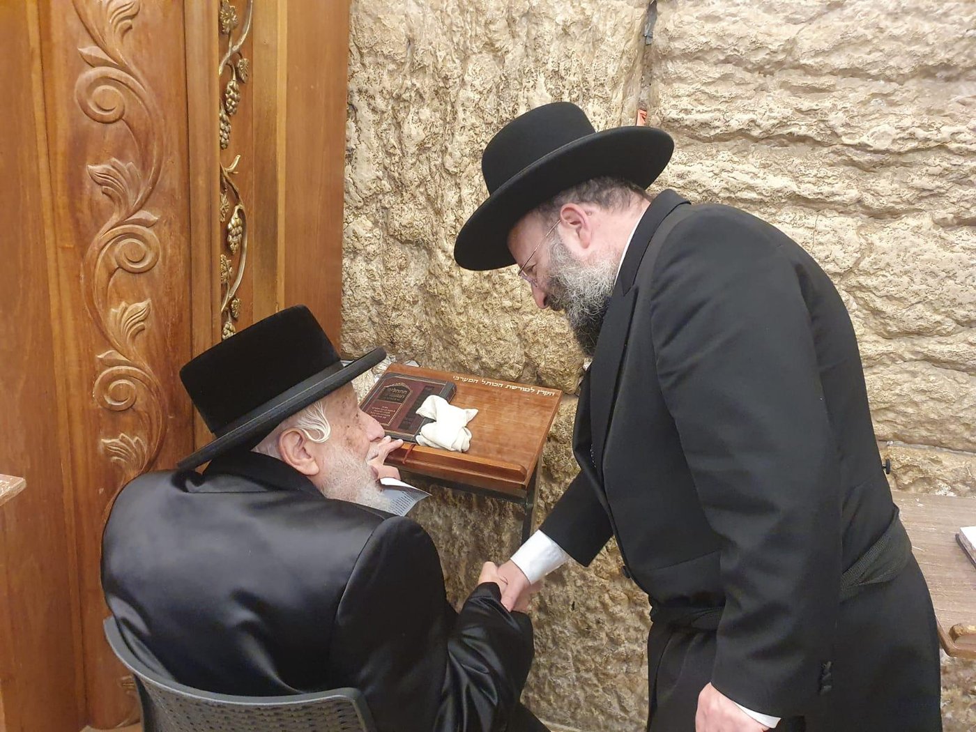 האדמו"ר מקופיטשניץ ברחבת הכותל המערבי