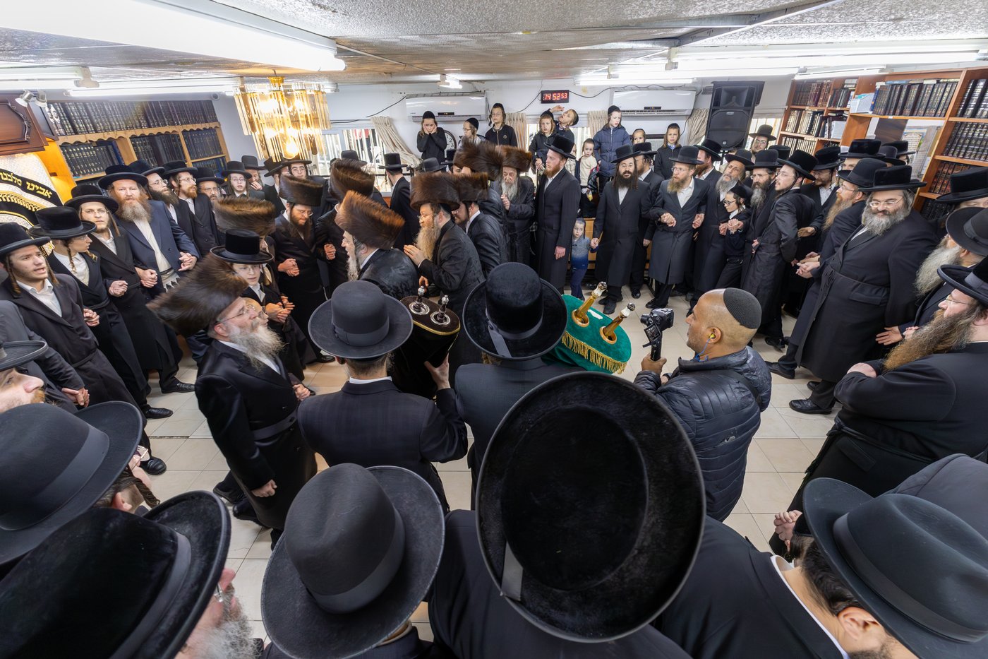 הכנסת ס"ת ושבע ברכות בחצה"ק זוועהיל