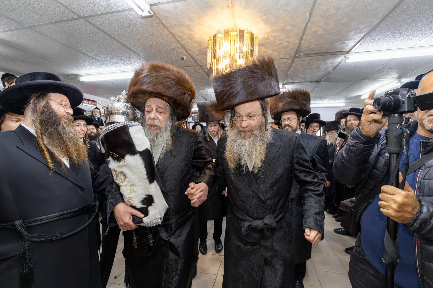 הכנסת ס"ת ושבע ברכות בחצה"ק זוועהיל