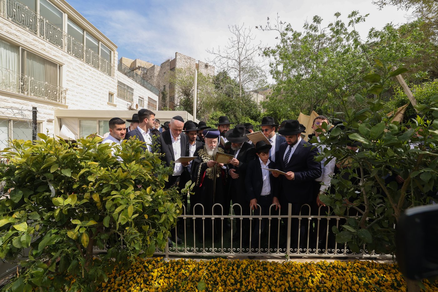 הראשל"צ הגר"י יוסף בברכת האילנות