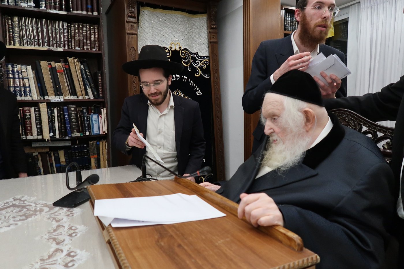 הגר"מ שטרנבוך בחלוקת 'קמחא דפסחא'