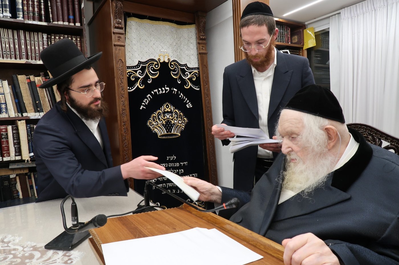 הגר"מ שטרנבוך בחלוקת 'קמחא דפסחא'