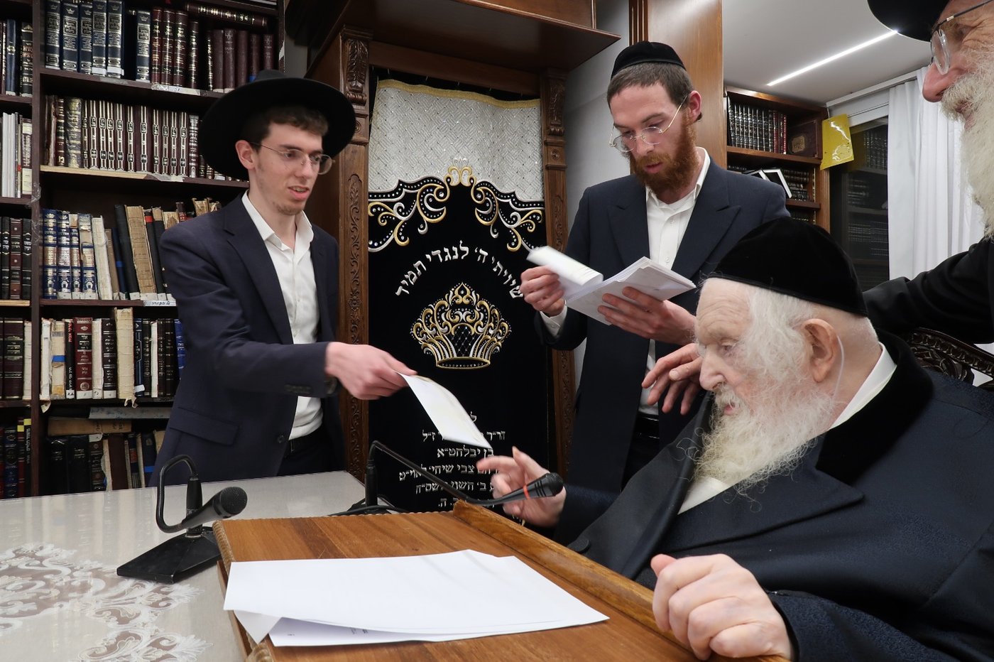 הגר"מ שטרנבוך בחלוקת 'קמחא דפסחא'