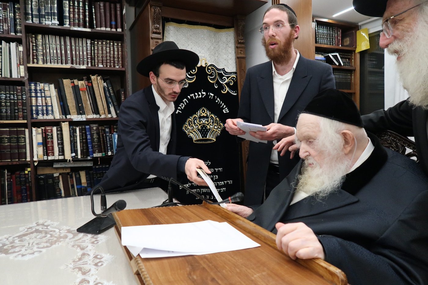 הגר"מ שטרנבוך בחלוקת 'קמחא דפסחא'