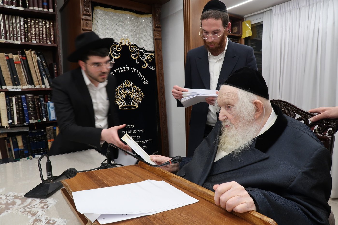 הגר"מ שטרנבוך בחלוקת 'קמחא דפסחא'