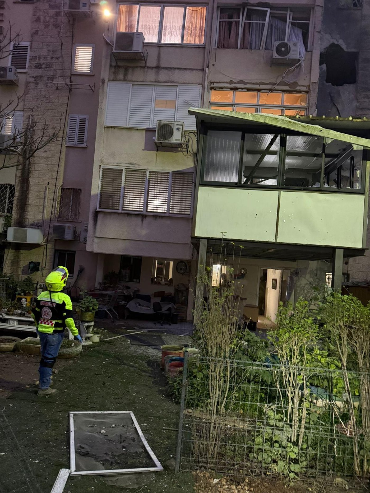 פגיעה ישירה בדירה: "היה הרס נרחב בכל הרחוב, פצועים חולצו מתוך ההריסות"
