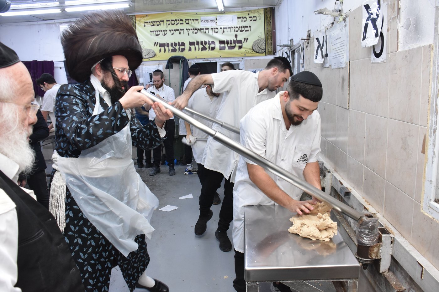 האדמו"ר ממעזבוז באפיית מצות