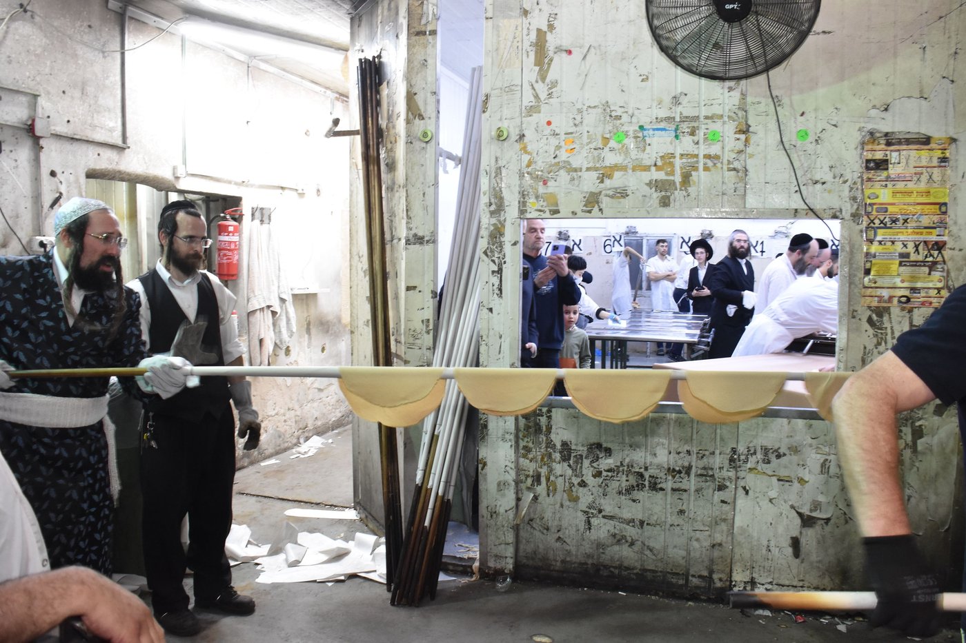 האדמו"ר ממעזבוז באפיית מצות