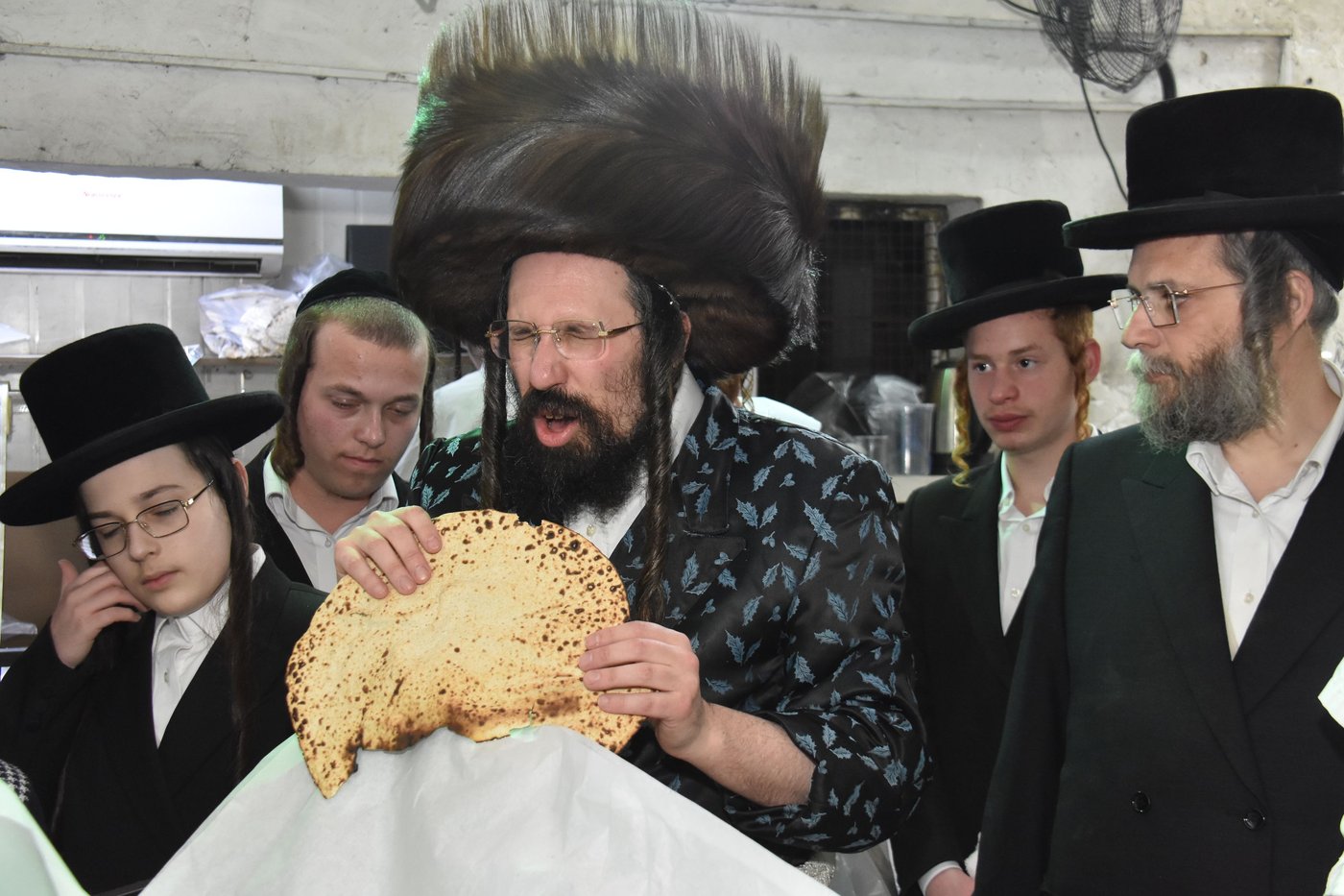 האדמו"ר ממעזבוז באפיית מצות