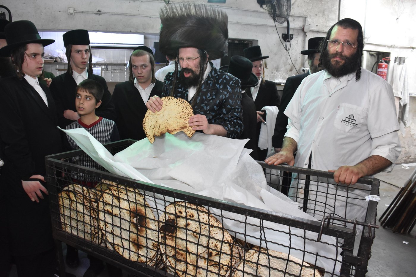 האדמו"ר ממעזבוז באפיית מצות