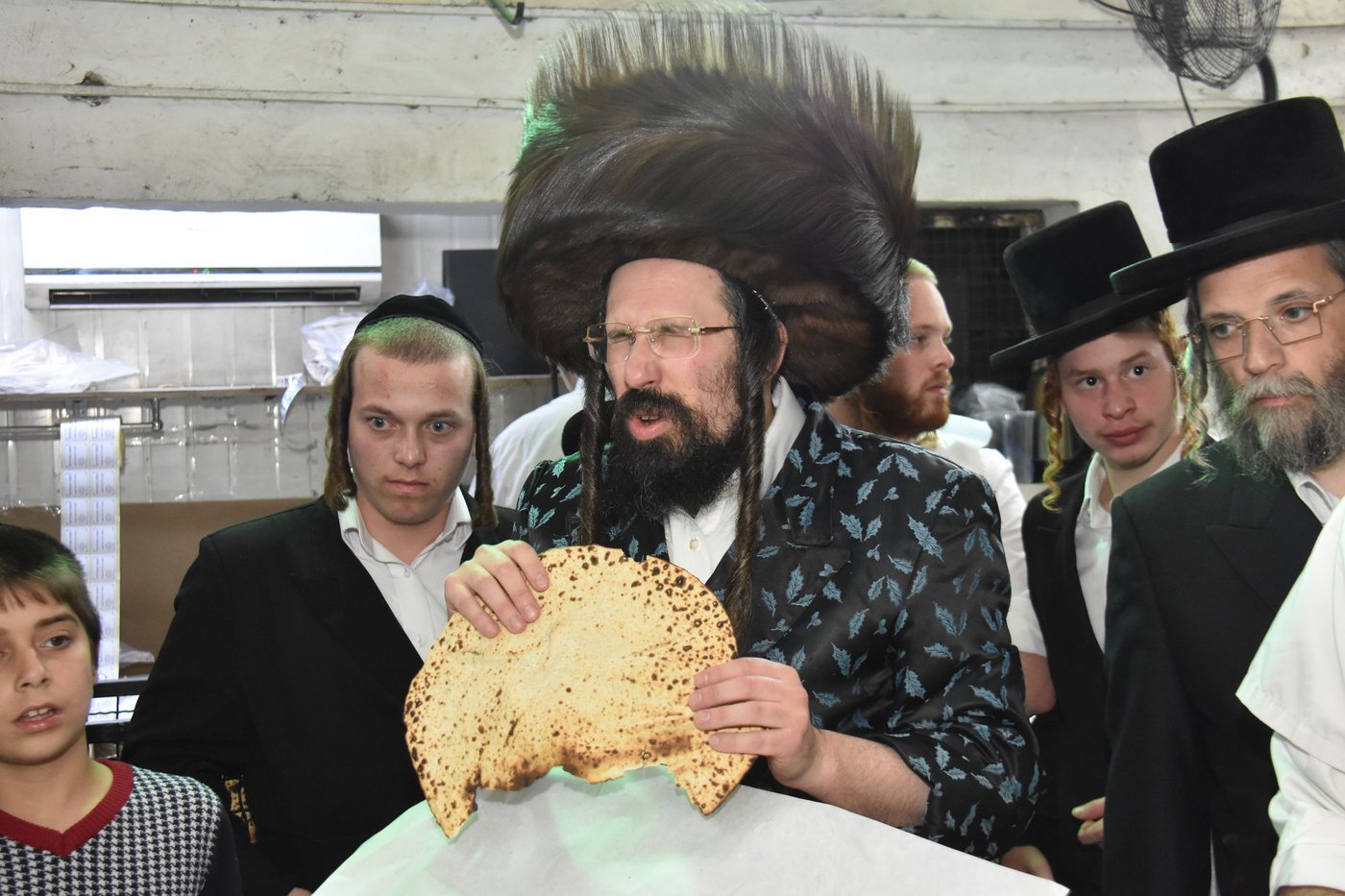 האדמו"ר ממעזבוז באפיית מצות