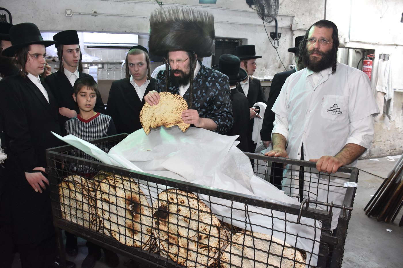 האדמו"ר ממעזבוז באפיית מצות