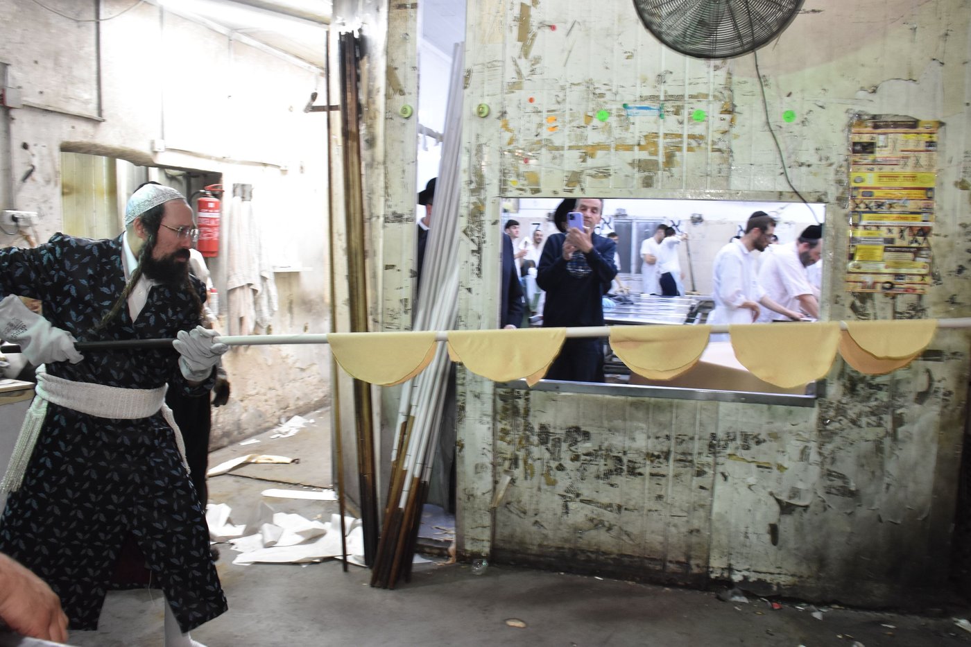 האדמו"ר ממעזבוז באפיית מצות