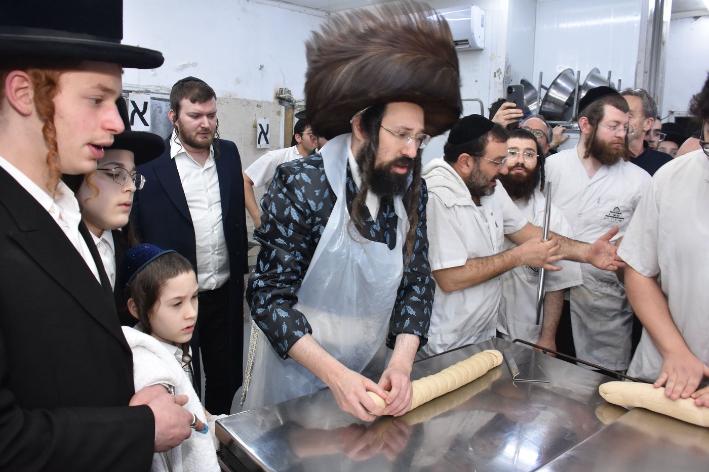 האדמו"ר ממעזבוז באפיית מצות