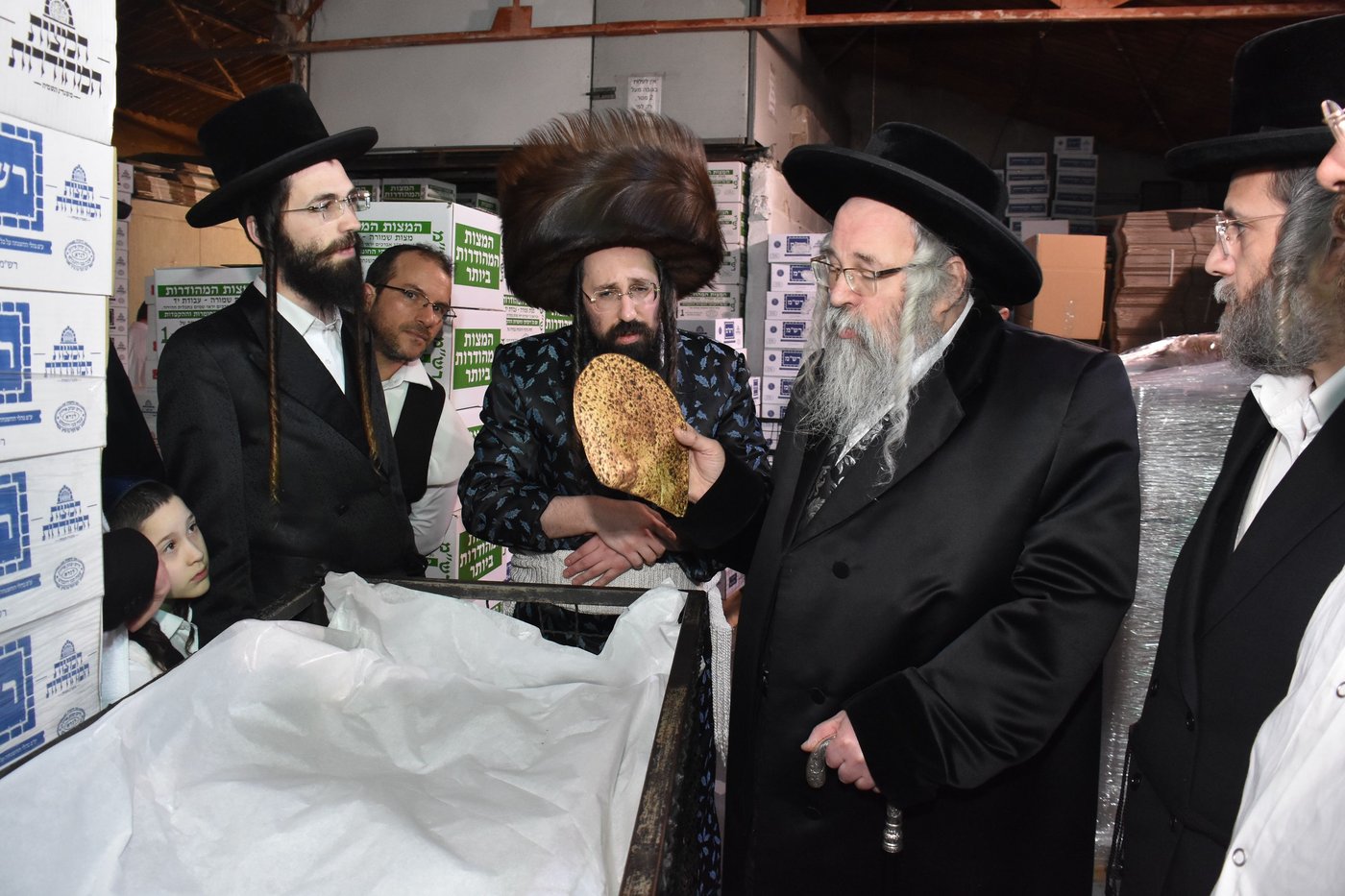 האדמו"רים מראחוב ומעזבוז באפיית מצות