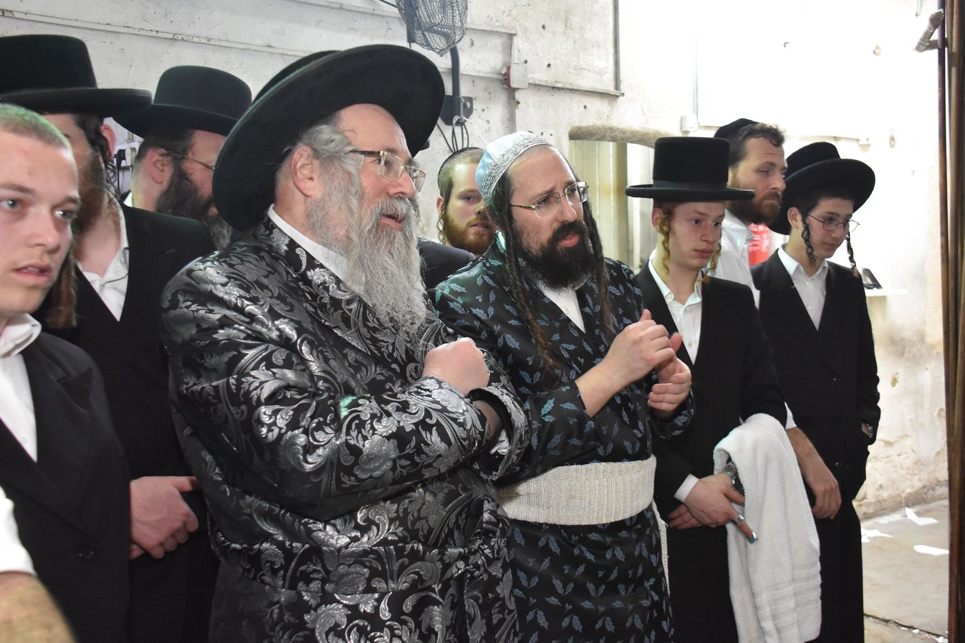 האדמו"רים מראחוב ומעזבוז באפיית מצות