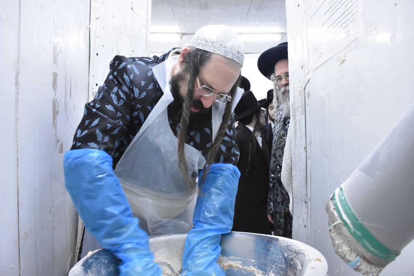 האדמו"רים מראחוב ומעזבוז באפיית מצות