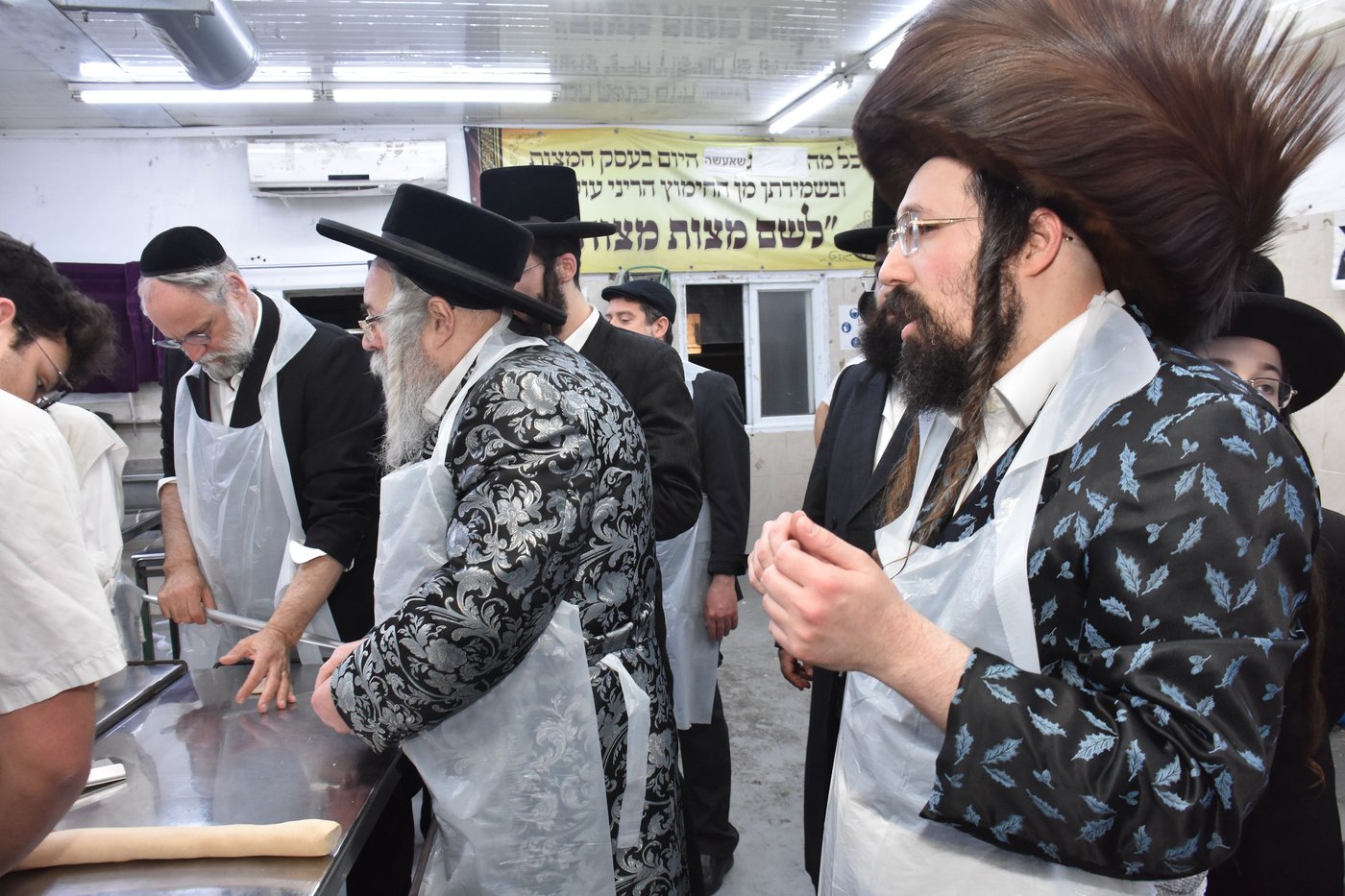 האדמו"רים מראחוב ומעזבוז באפיית מצות