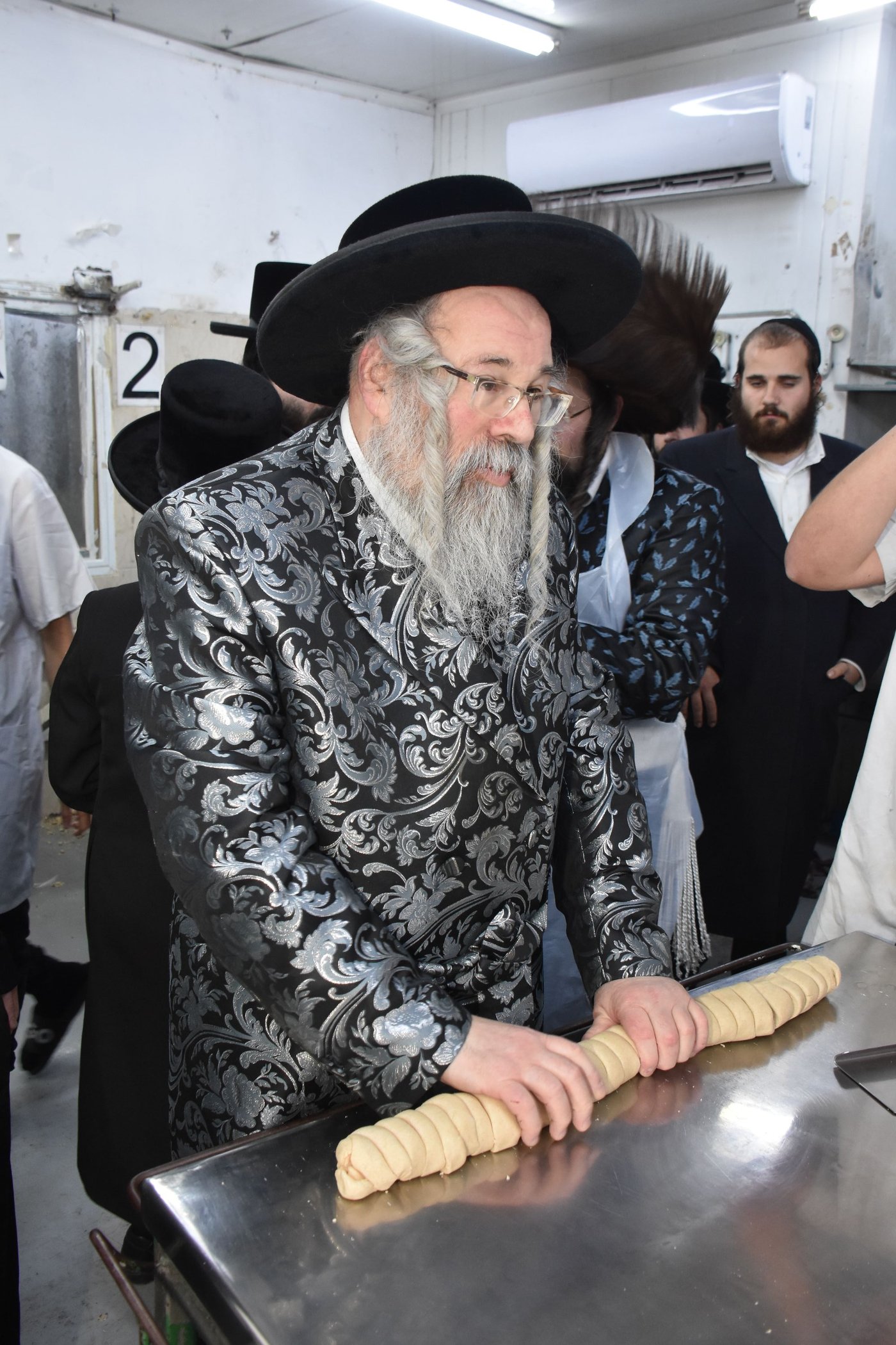 האדמו"רים מראחוב ומעזבוז באפיית מצות