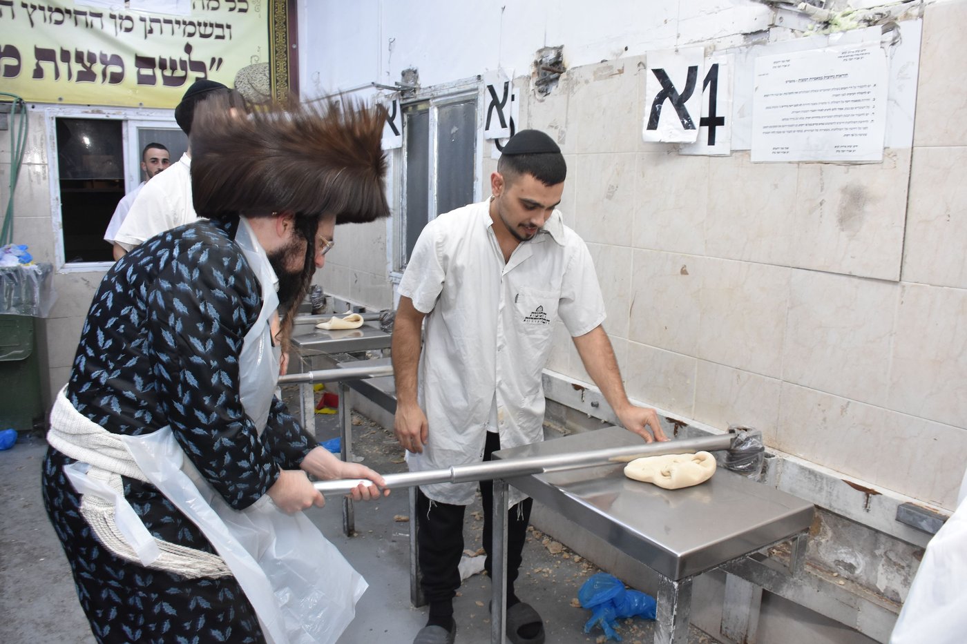 האדמו"ר ממעזבוז באפיית מצות