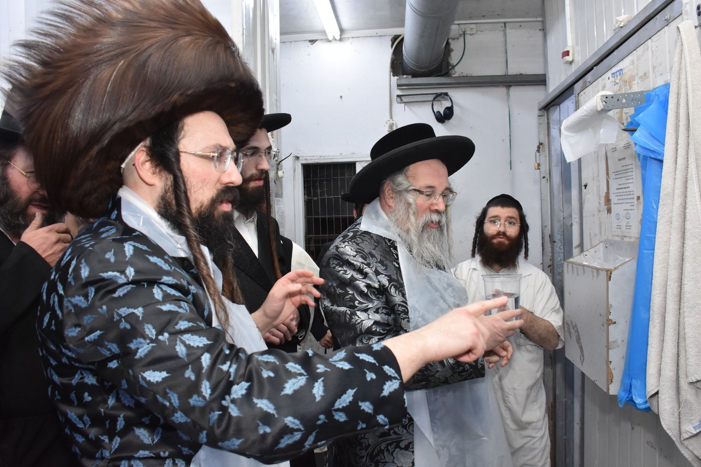 האדמו"רים מראחוב ומעזבוז באפיית מצות