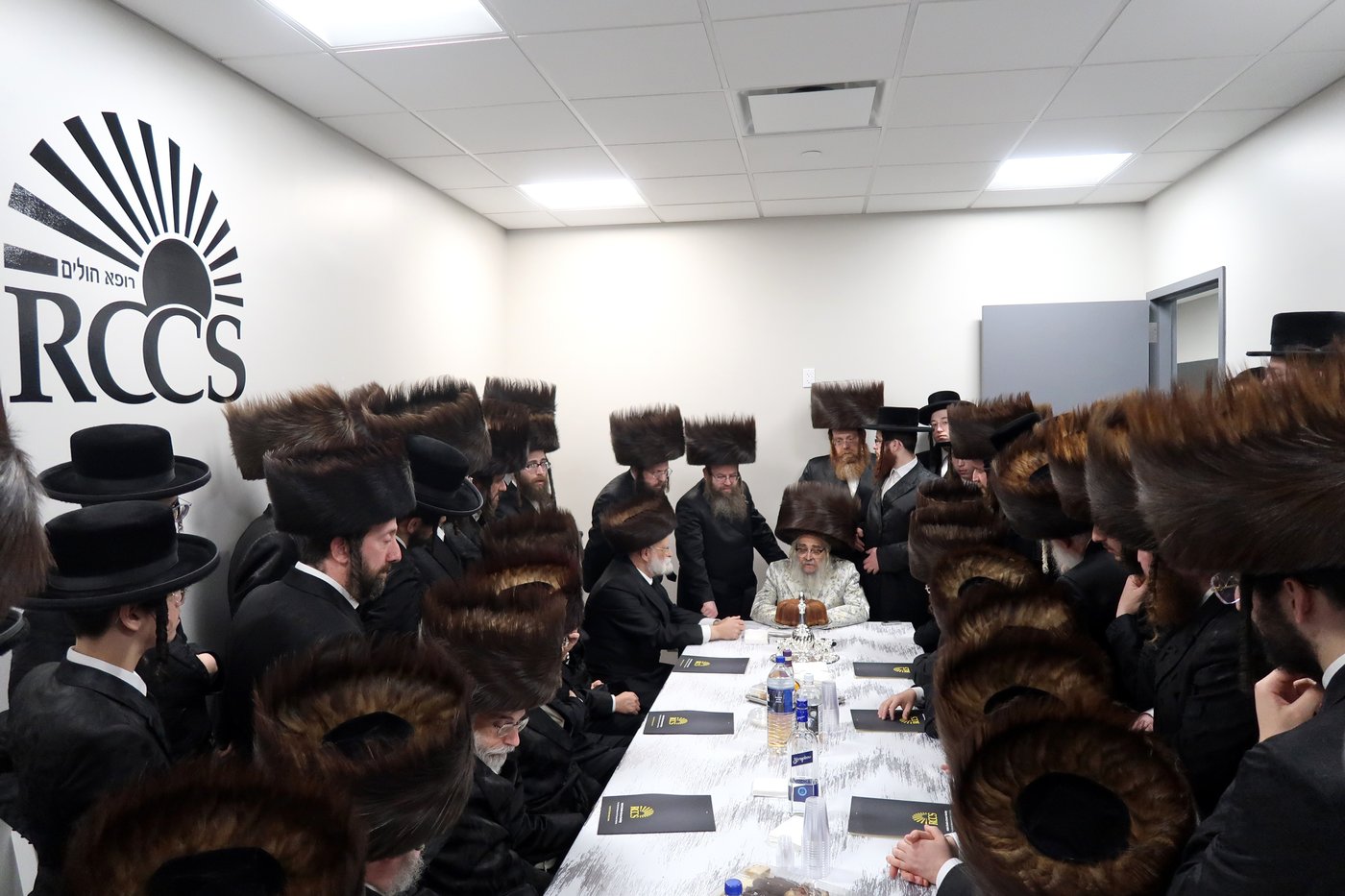 הרבי מסאטמר בקביעת מזוזות במרכז הרפואי בקריית יואל