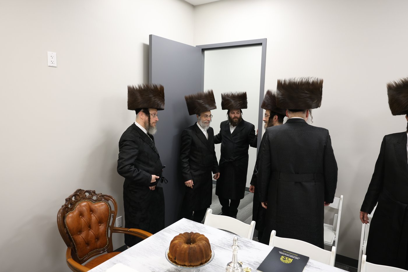 הרבי מסאטמר בקביעת מזוזות במרכז הרפואי בקריית יואל