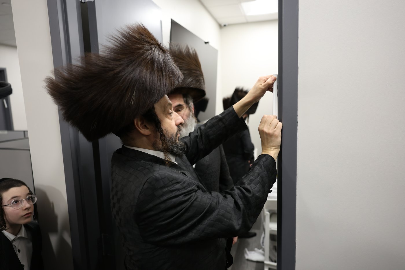 הרבי מסאטמר בקביעת מזוזות במרכז הרפואי בקריית יואל