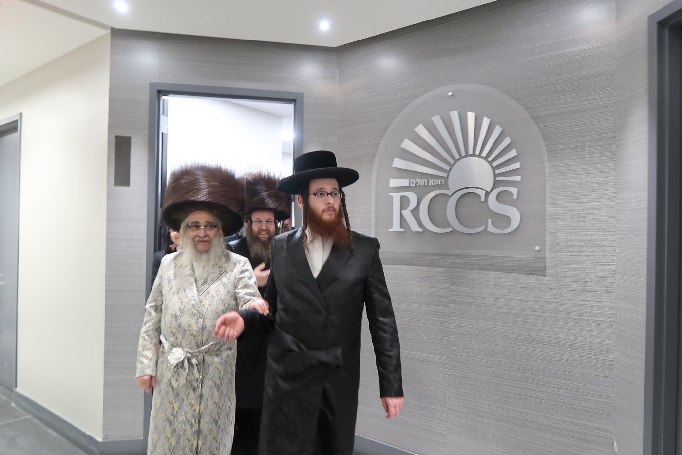 הרבי מסאטמר בקביעת מזוזות במרכז הרפואי בקריית יואל