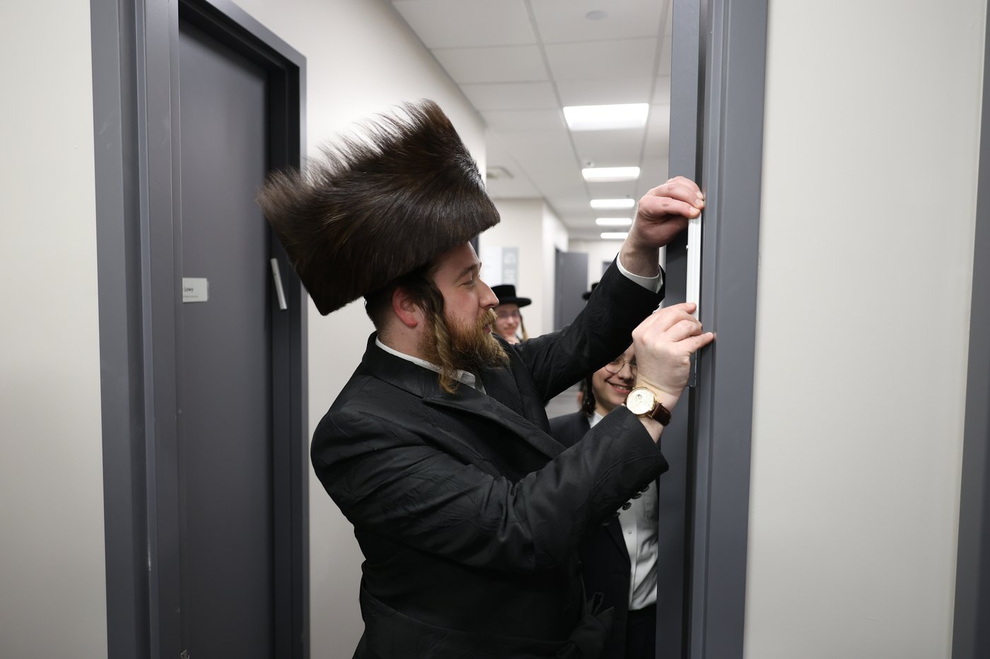 הרבי מסאטמר בקביעת מזוזות במרכז הרפואי בקריית יואל