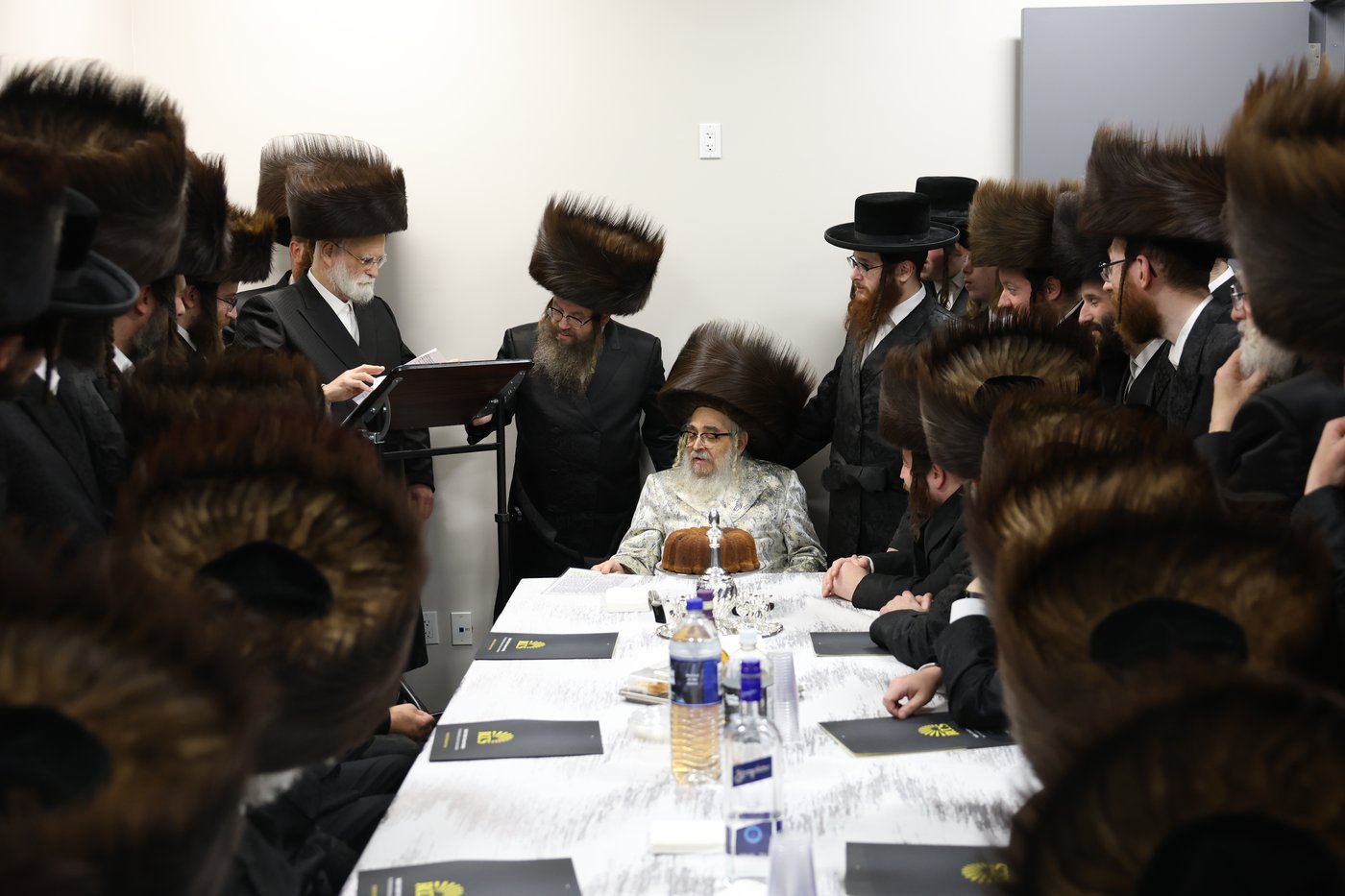 הרבי מסאטמר בקביעת מזוזות במרכז הרפואי בקריית יואל