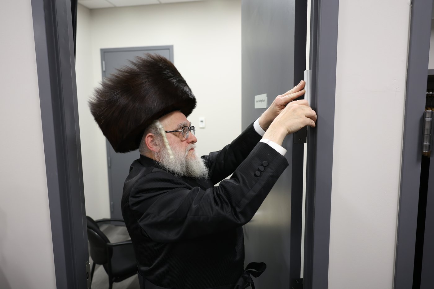 הרבי מסאטמר בקביעת מזוזות במרכז הרפואי בקריית יואל