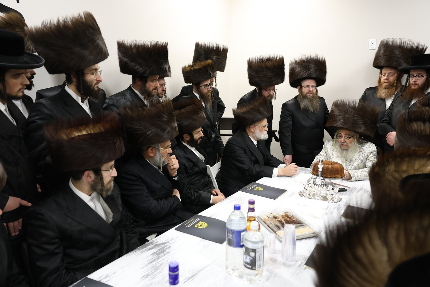 הרבי מסאטמר בקביעת מזוזות במרכז הרפואי בקריית יואל