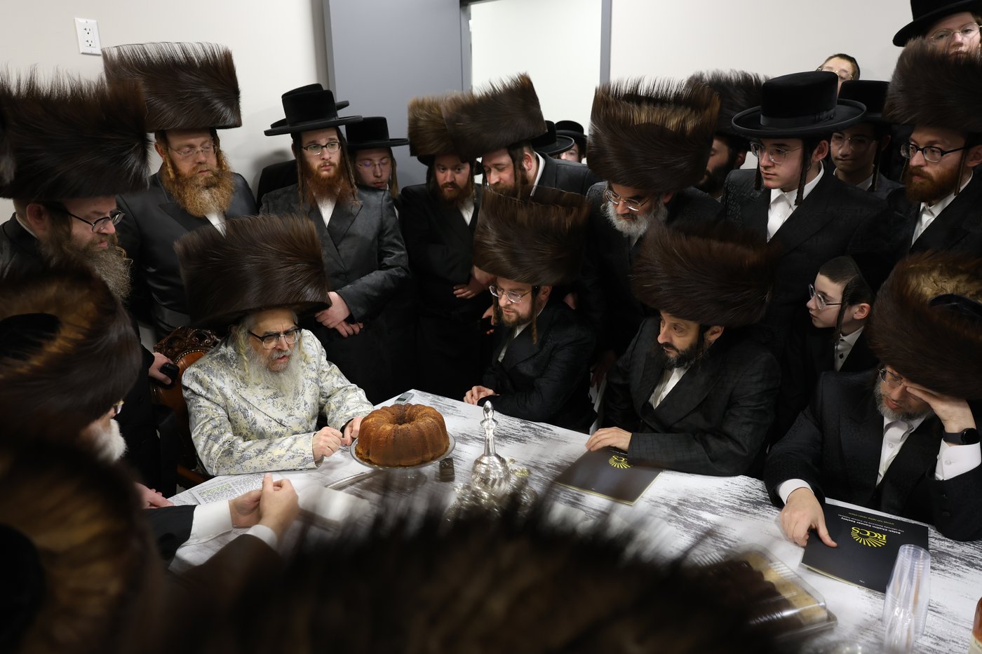 הרבי מסאטמר בקביעת מזוזות במרכז הרפואי בקריית יואל