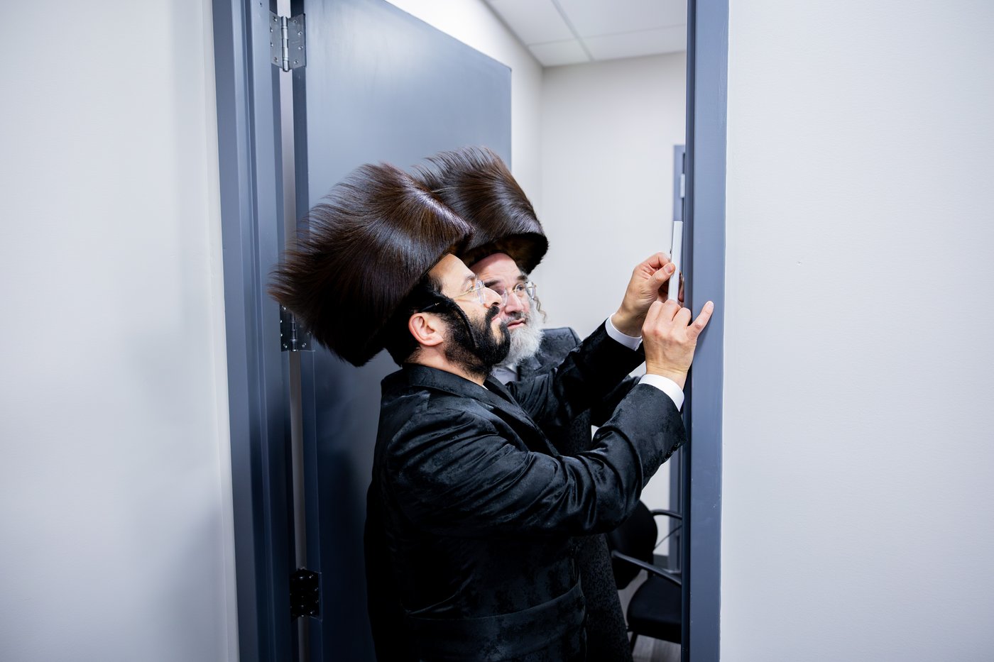 הרבי מסאטמר בקביעת מזוזות במרכז הרפואי בקריית יואל