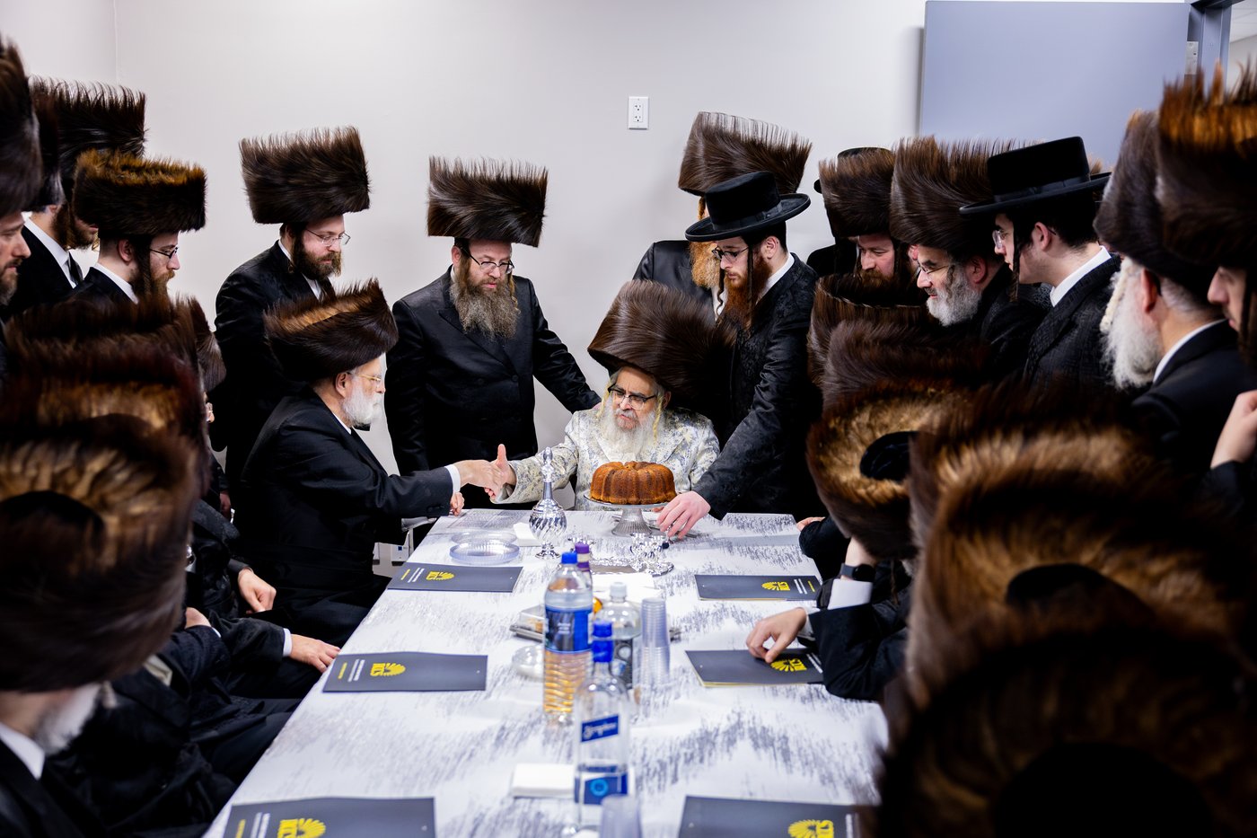 הרבי מסאטמר בקביעת מזוזות במרכז הרפואי בקריית יואל