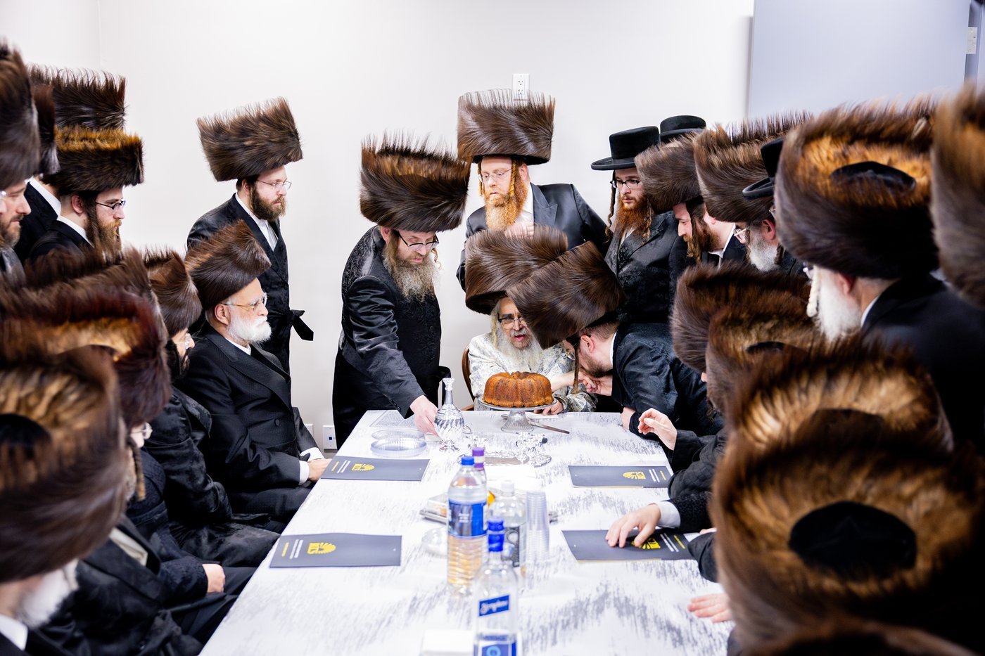 הרבי מסאטמר בקביעת מזוזות במרכז הרפואי בקריית יואל