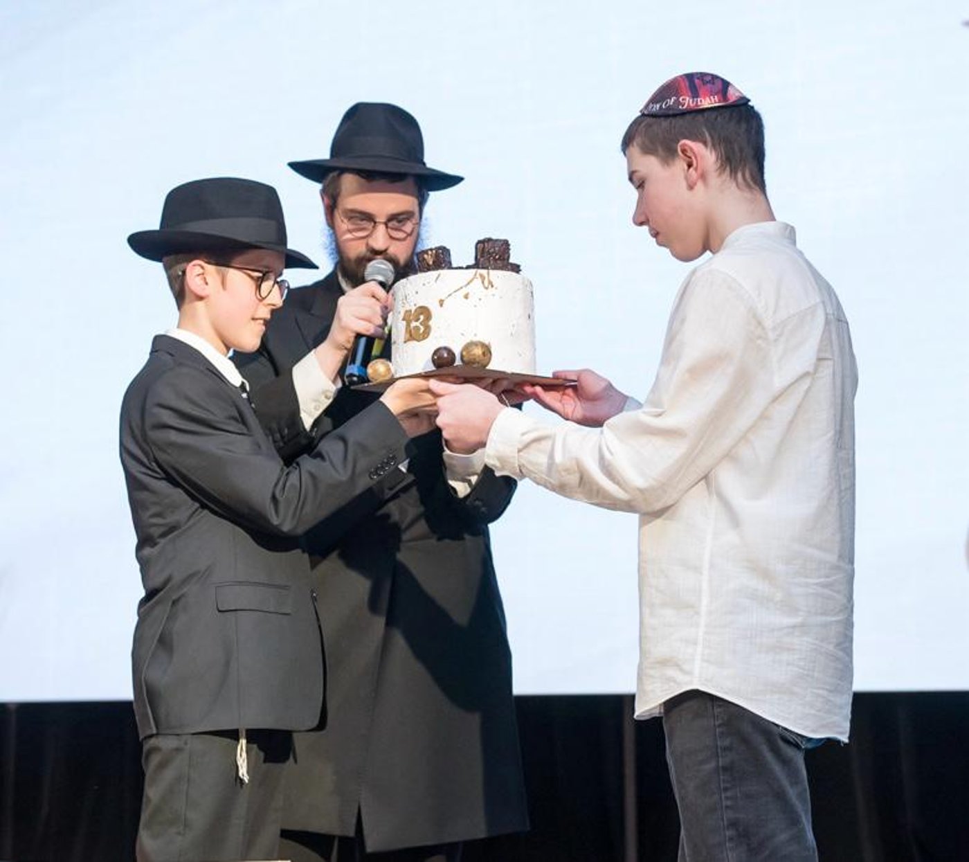 הילד שאומץ בגיל 11 יום חגג בר מצווה מרגשת - וזה מה שעשה בנאום