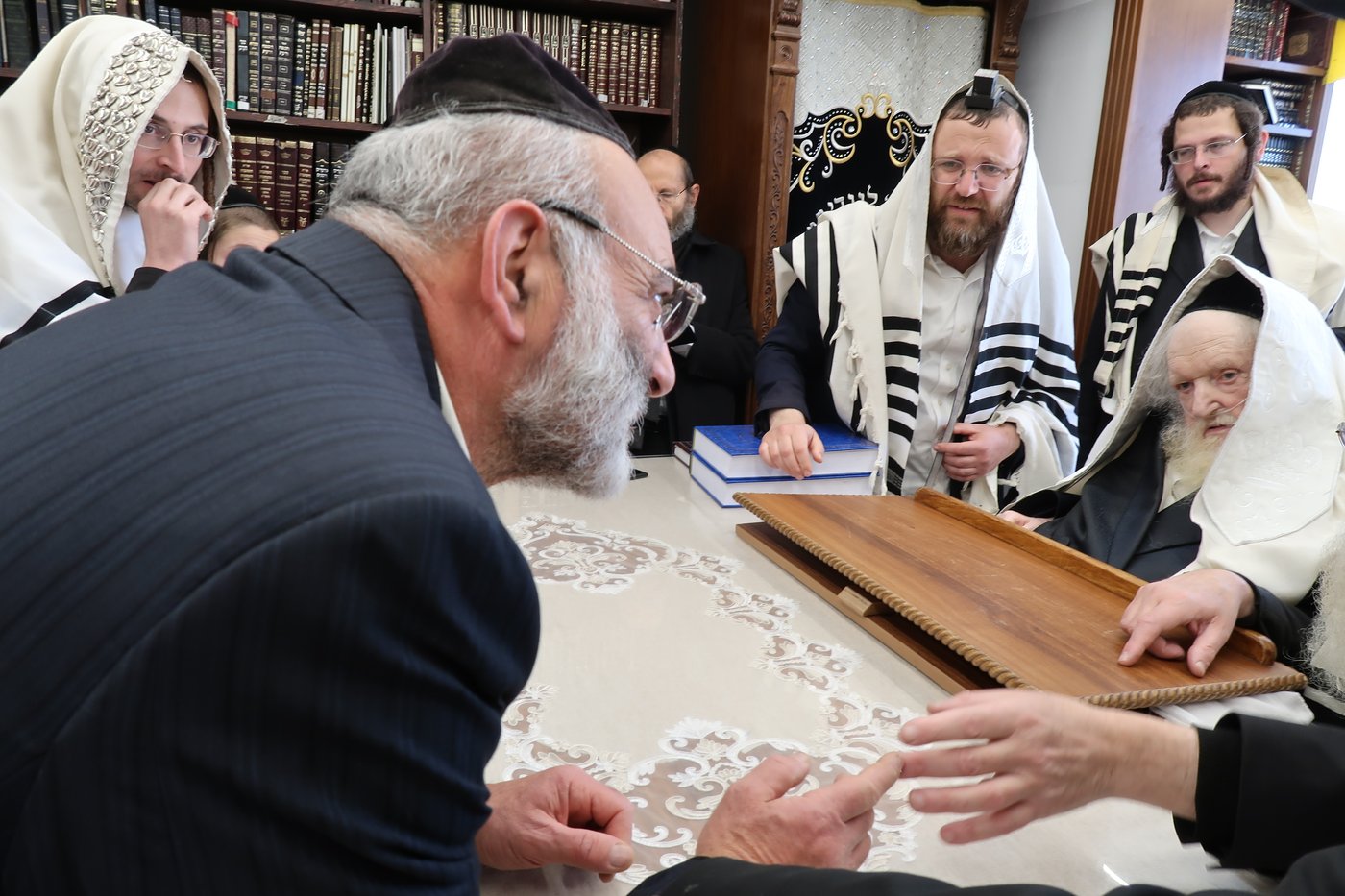 קבלת קהל אצל הגר"מ שטרנבוך