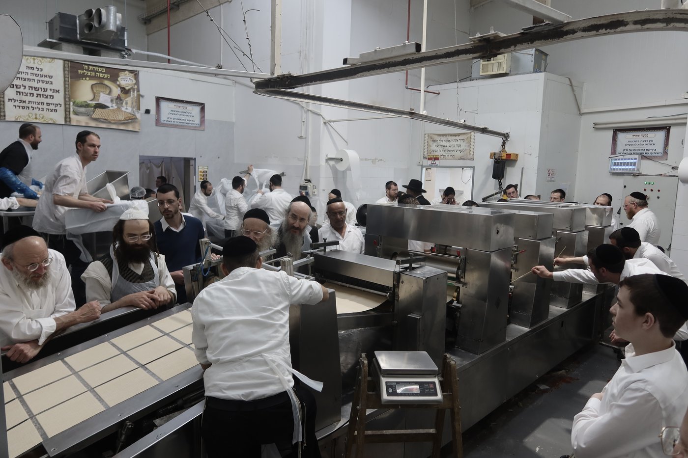 הגאון רבי אליעזר דינר באפיית מצות