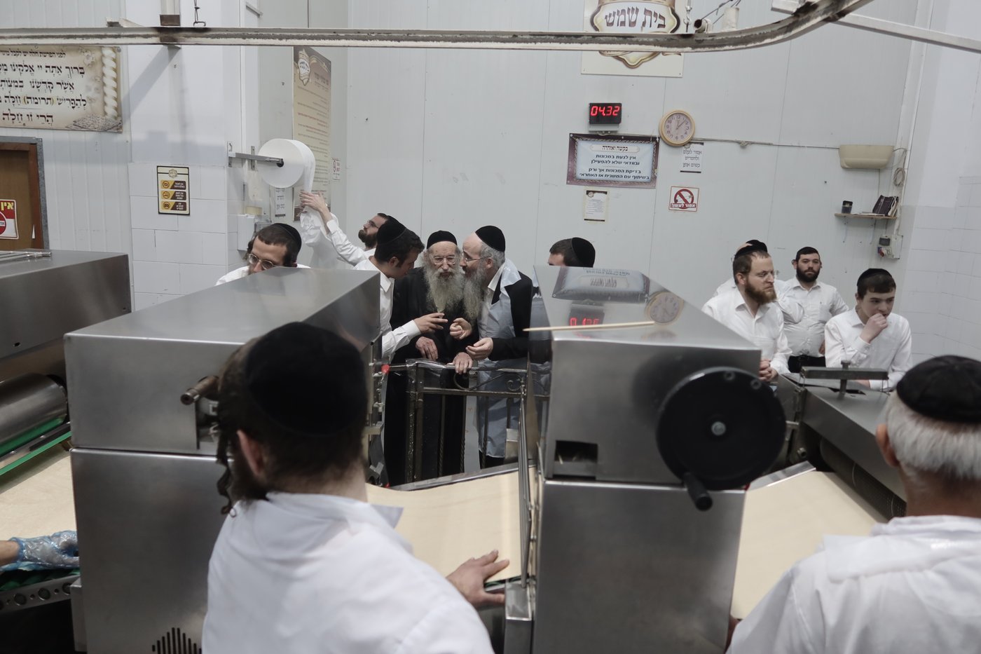 הגאון רבי אליעזר דינר באפיית מצות