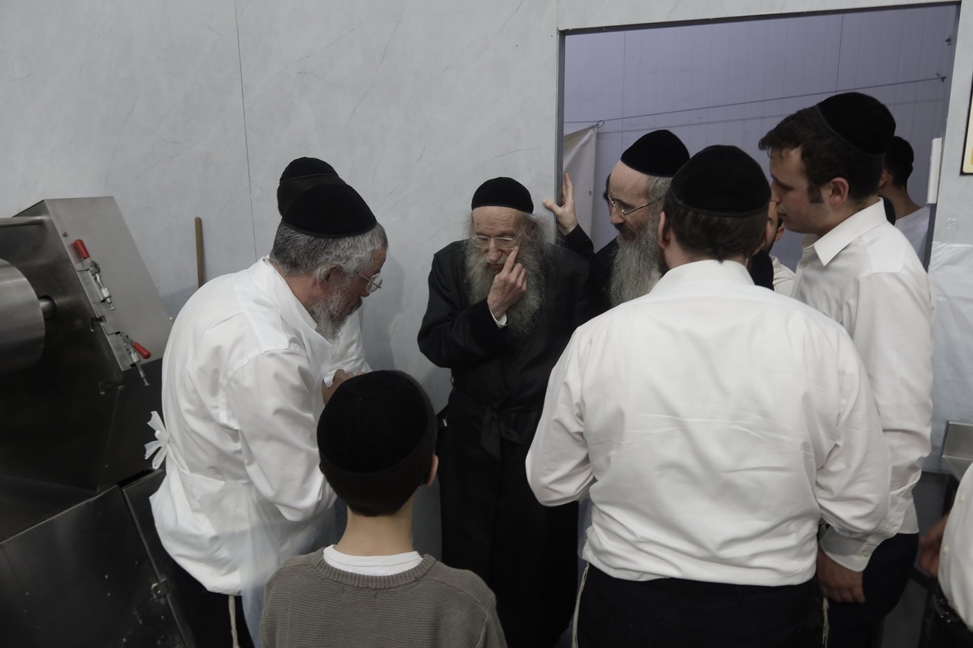 הגאון רבי אליעזר דינר באפיית מצות