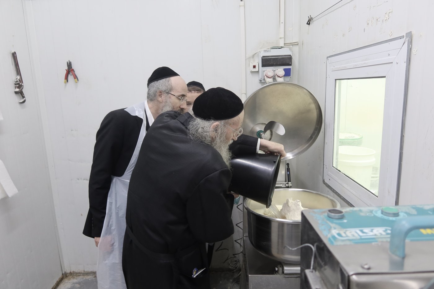 הגאון רבי אליעזר דינר באפיית מצות