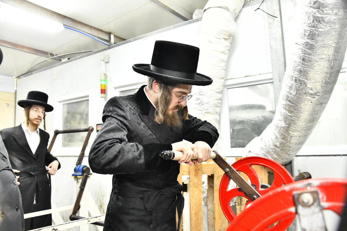 האדמו"ר מסאדיגורה בטחינת חיטים